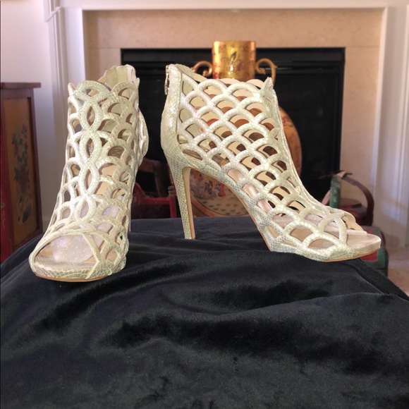 Vince Camuto Shoes - Brand new Vince Camuto faux leather heeled shoes